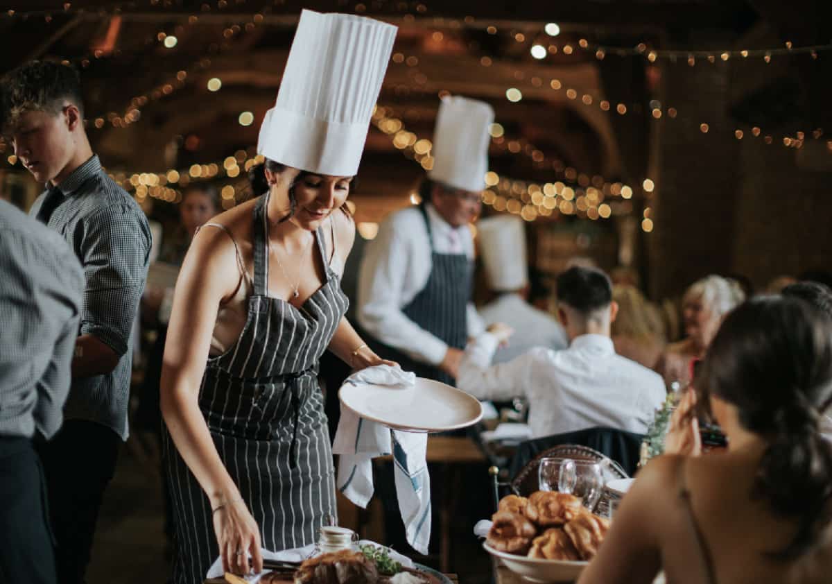 בופה או שירות עד השולחן: מה באמת מתאים לאירוע שלכם?
