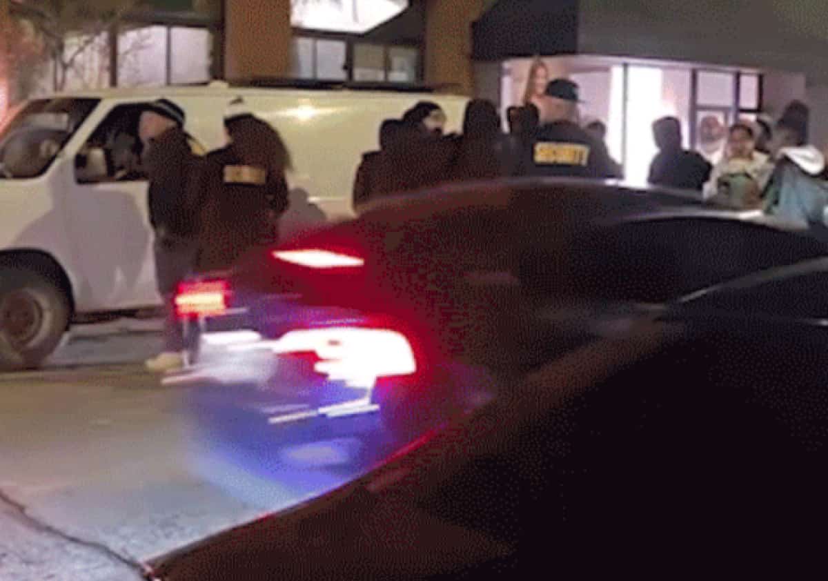 כך זה נראה במצלמות: רכב דהר אל תוך קהל מחוץ לבר בדרום קליפורניה - ארבעה נפצעו קשה