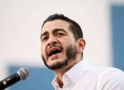 סערת ענק בדמוקרטים: מועמד לסנאט מגייס כספים אצל פעילה ששיבחה את סבה הנאצי