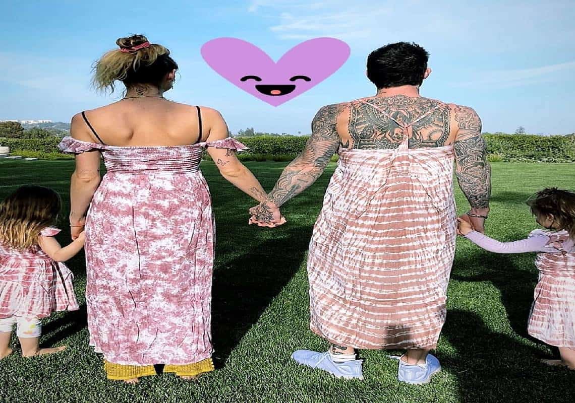 הזמן אדם לוין מציג תמונה משפחתית כשהוא בלבוש מפתיע במיוחד 