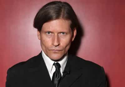 תביעה מטרידה בלוס אנג'לס: כוכב 'בחזרה לעתיד' מואשם שהחזיק אישה כ"שפחת מין"