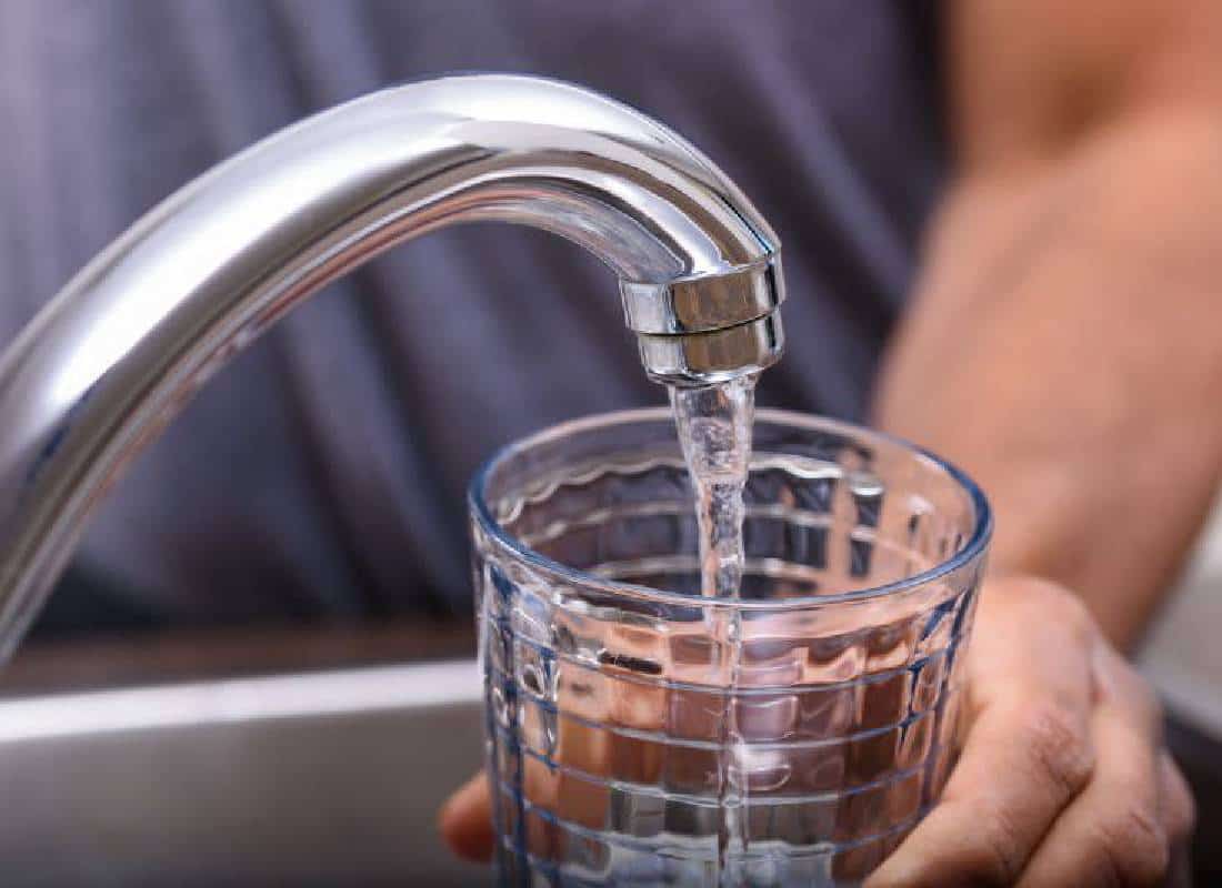 מה קורה למי השתייה בלוס אנג'לס? תושבים מדווחים על ריח "אדמתי" מוזר 