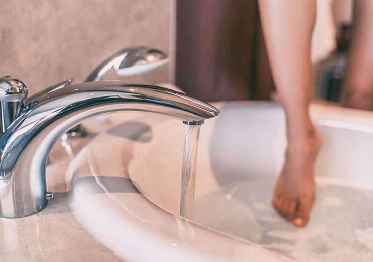 יש אזור אחד בגוף שכולם שוכחים לנקות - והרופאים מזהירים מההשלכות