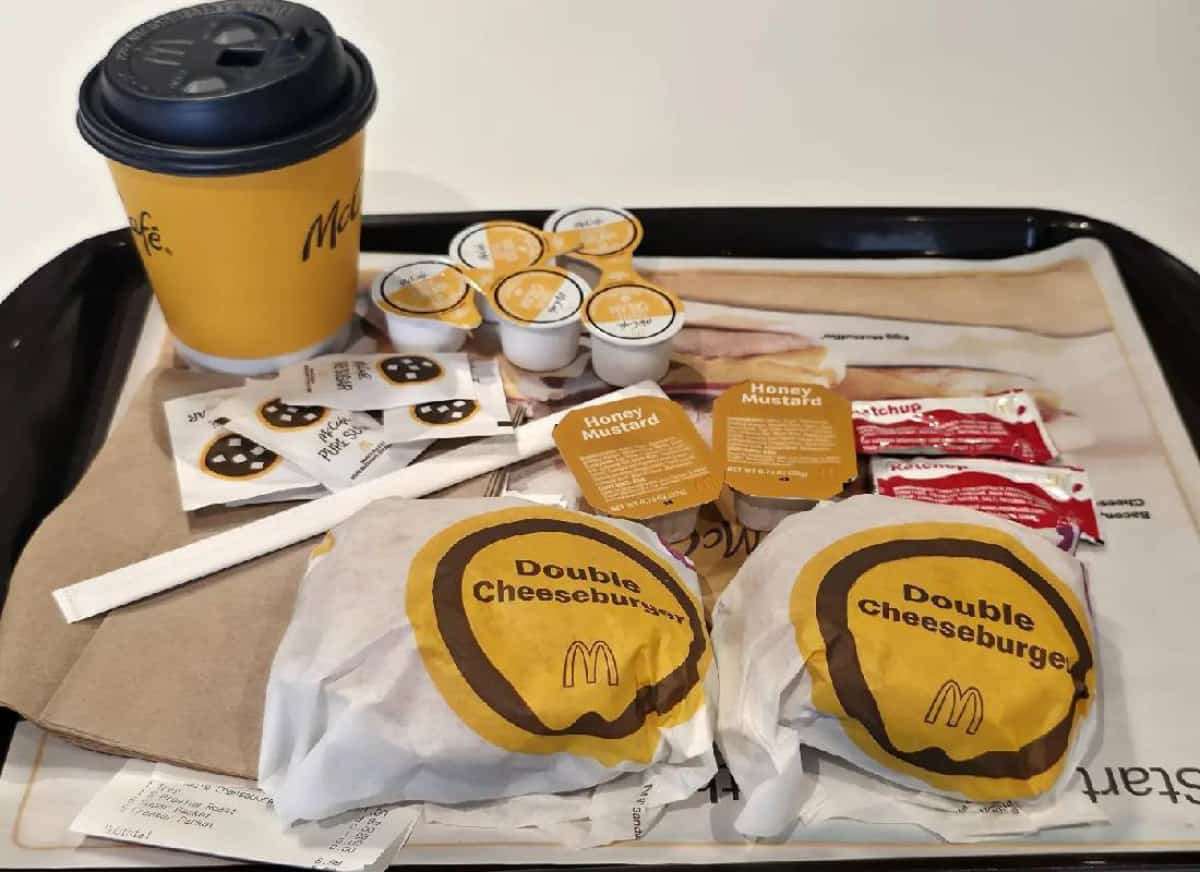 המק-ואליו חוזר לתפריט: מקדונלד'ס מנסה להשיב את אמריקה לדלפק