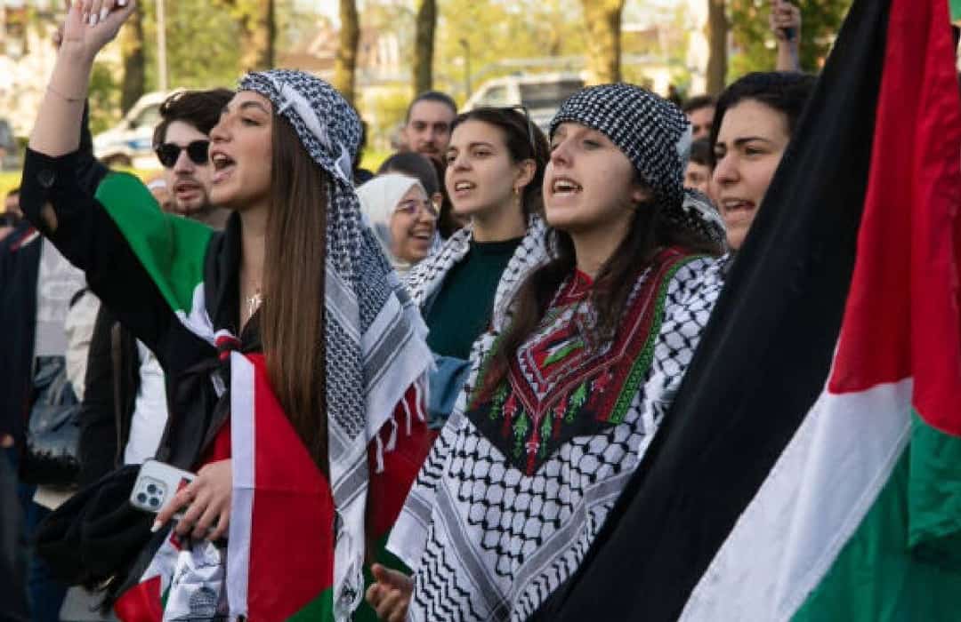 בוגרי קולומביה פרו-פלסטינים קרעו את תעודת התואר שלהם במהלך טקס הסיום תוך הפגנת תמיכה בחמאס
