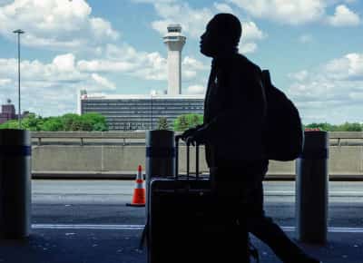 שמיים ללא פיקוח: מחסור חריף בבקרי טיסה משתק את התעופה האמריקאית