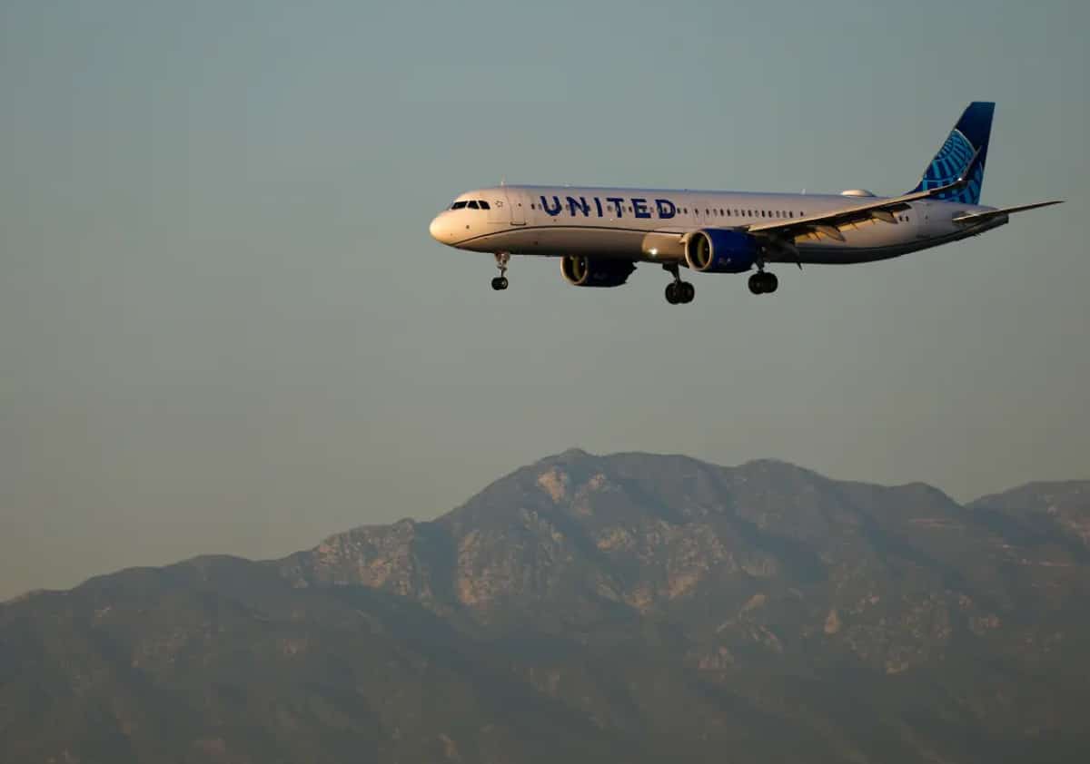 הכלל החדש צורף לחוזה ההתקשרות של ענקית התעופה האמריקאית, ומאפשר לאנשי הצוות לפעול מול מי שלא יישר קו - החל מהורדה לפני ההמראה ועד הגבלות על הזמנות עתי