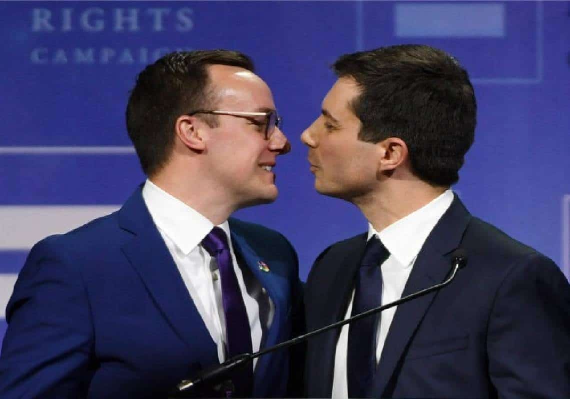 בן זוגו של שר התחבורה האמריקני העמיד בשורה ילדים והשביע אותם אמונים לדגל הגאווה במהלך מחנה קיץ להט"בי