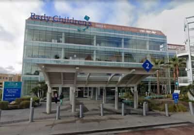 בית חולים בדרום קליפורניה הפסיק להעניק טיפולי מגדר לקטינים טרנסג'נדרים - ונתבע