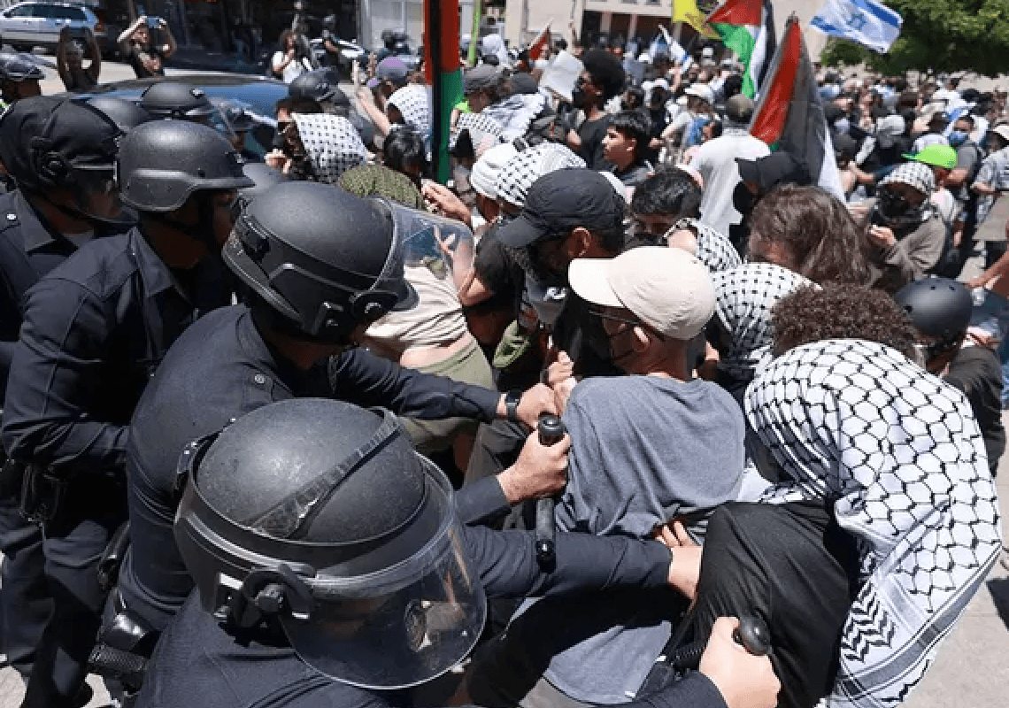 'ההמון האנרכיסטי' משתמש בסבל הפלסטיני כתירוץ לאלימות ולהרס