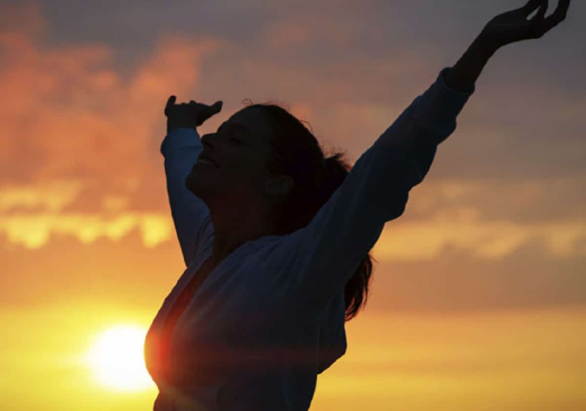 מומחה מהרווארד חושף: שישה הרגלים יומיומיים של אנשים שמחים ובריאים יותר