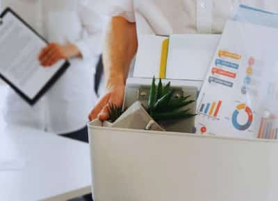 קליפורניה על סף גל פיטורים היסטורי: כמעט 160 אלף עובדים בדרך הביתה