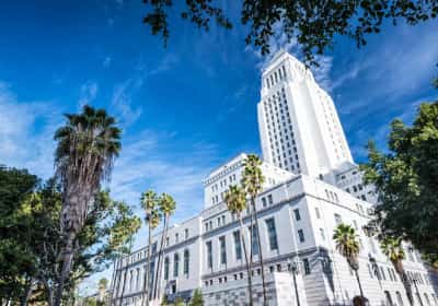 לוס אנג'לס משלמת מיליוני דולרים לעורכי דין פרטיים - למרות שיש לה מאות עורכי דין משלה