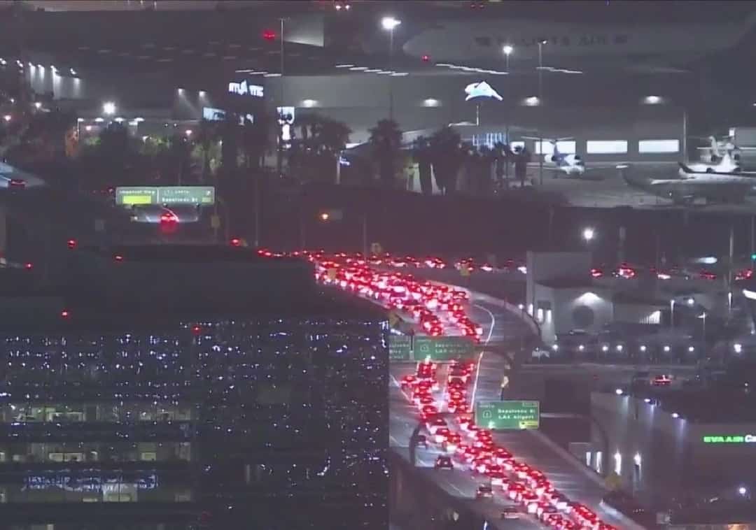 טרמינל בנמל התעופה LAX פונה בשל חפץ חשוד