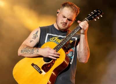 שמחה שלא בזבזתי עליך פרוטה: שרת ביטחון המולדת תוקפת את זמר הקאנטרי זאק בריאן על שיר המבקר את רשות ההגירה והמכס