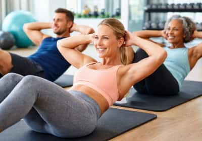 כמה כפיפות בטן אתם צריכים לעשות בהתאם לגיל שלכם? המדריך של מאמן הכושר