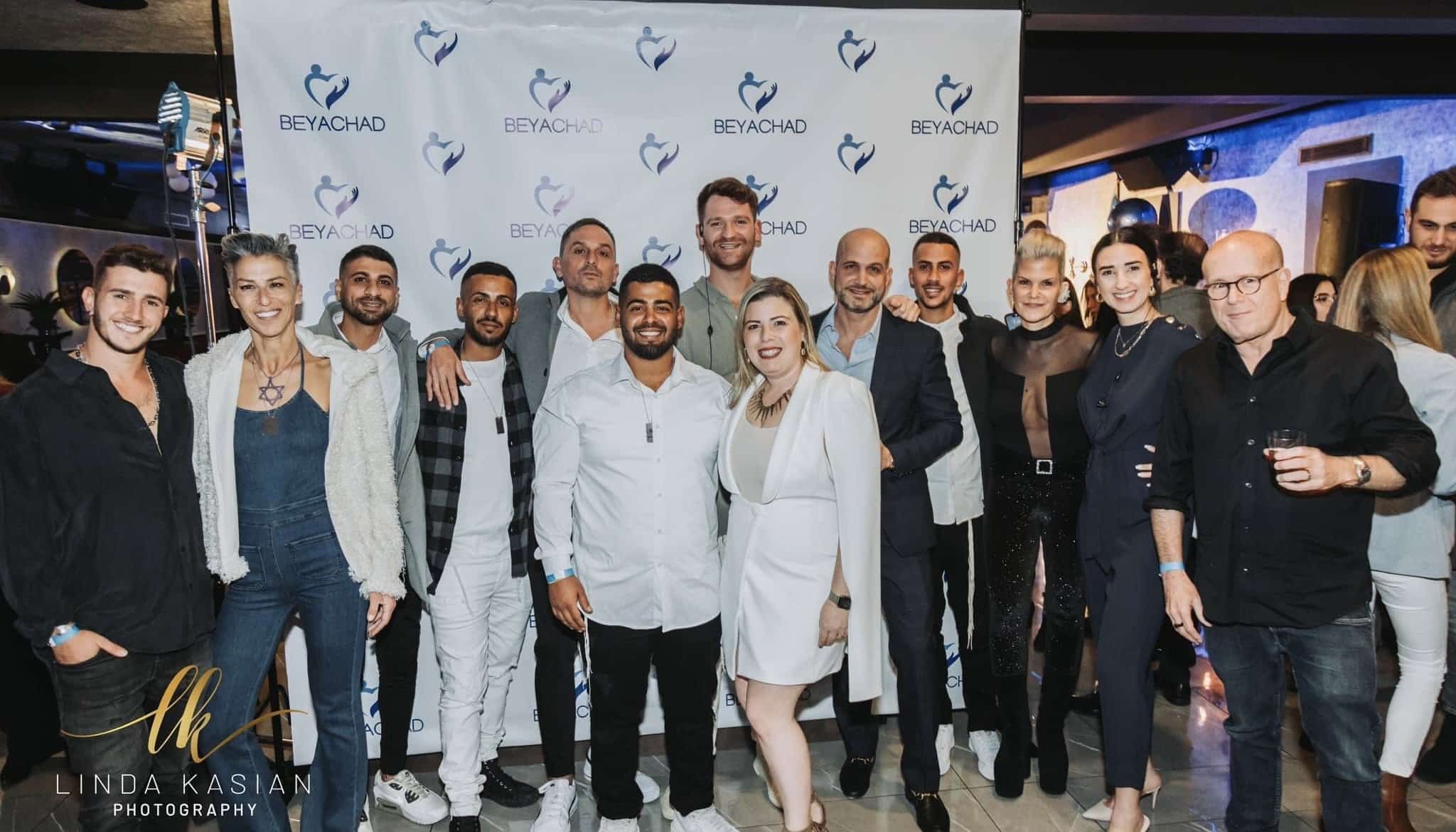 ניצולי פסטיבל הנובה הגיעו להדליק נר חנוכה בלוס אנג׳לס 