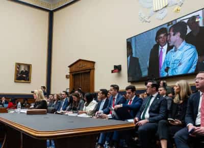 הצללים של תיק אפשטיין: המסמכים על טראמפ נעלמו - ופאם בונדי המאויימת על חייה, תחת הגנה בבסיס צבאי