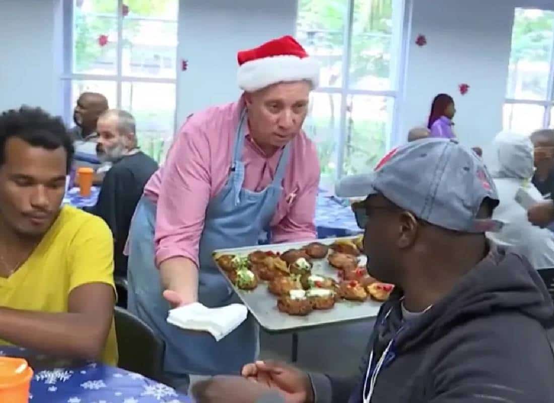 חג המולד וחנוכה נפגשים: מתנדבים יהודים מבשלים לנזקקים בצבא הישע במיאמי