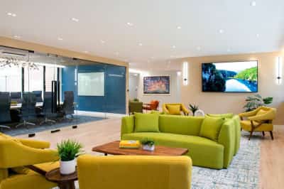 W EXECUTIVE SUITES – חללי עבודה יוקרתיים בלב קנוגה פארק
