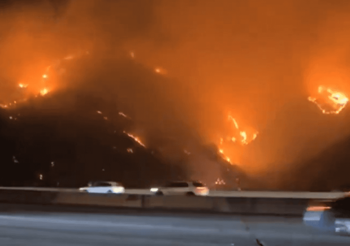 אש בבל-אייר: שריפה פרצה ליד כביש 405