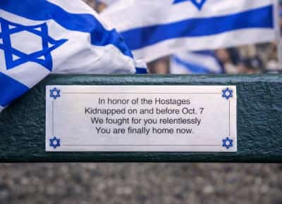 ביום הזיכרון לחללי צה"ל ונפגעי פעולות האיבה: ספסל אחד בסנטרל פארק בניו יורק מנציח קהילה שלמה