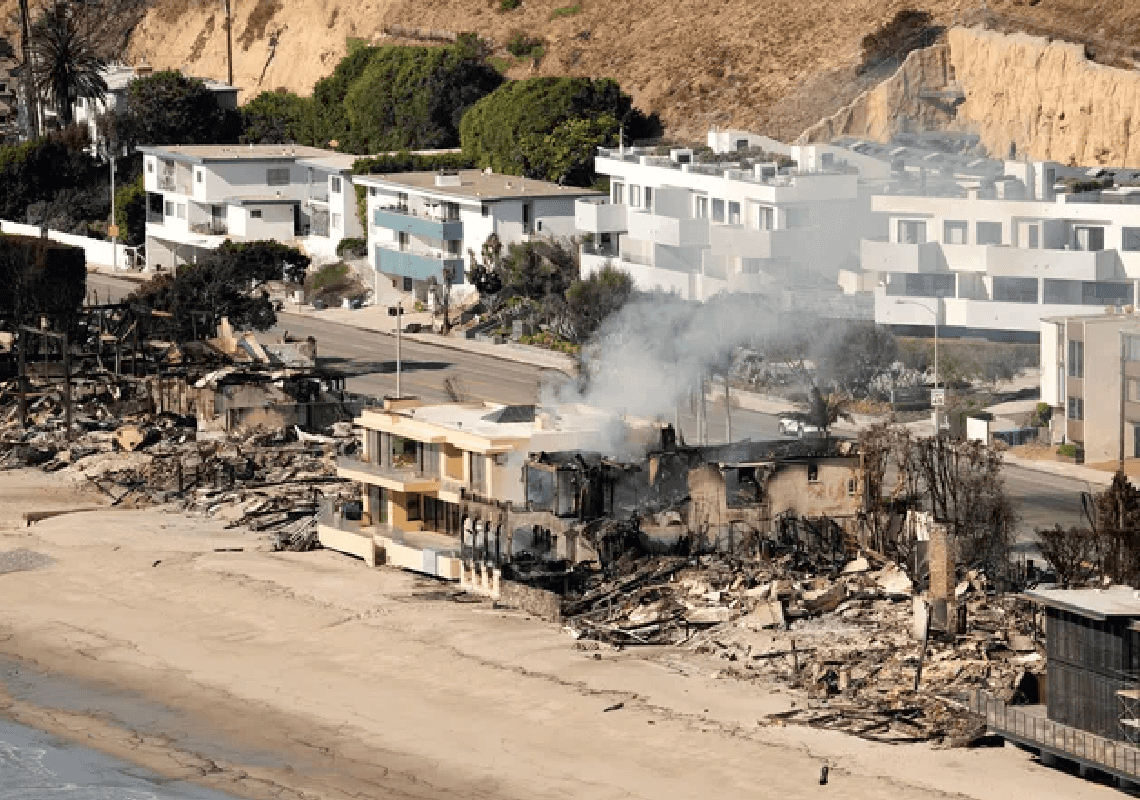 עמידים בפני אש: מחצית מתושבי לוס אנג'לס ימשיכו לחיות במחוז למרות השריפות