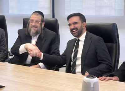 אני סופג מכות כדי להציל אתכם: הרב החסידי שמתעקש להגן על תמיכתו בזוהראן ממדאני