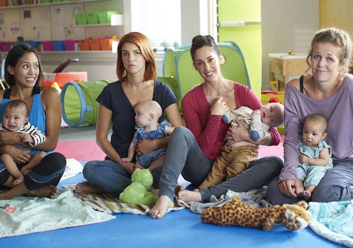 פרועה, מרעננת, ומצחיקה ברמות: ״אמהות עובדות״