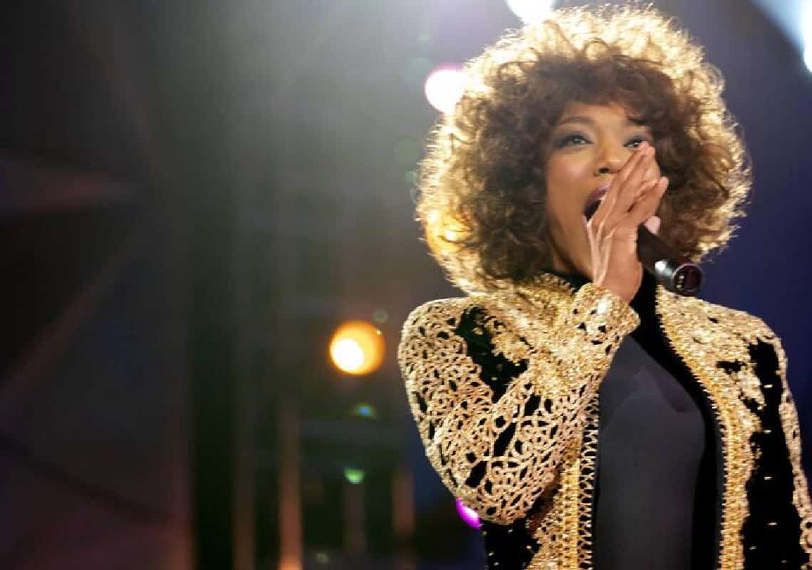 דרך הכנסייה ועד ההצלחה הגדולה: הסרט החדש על חייה של וויטני יוסטון