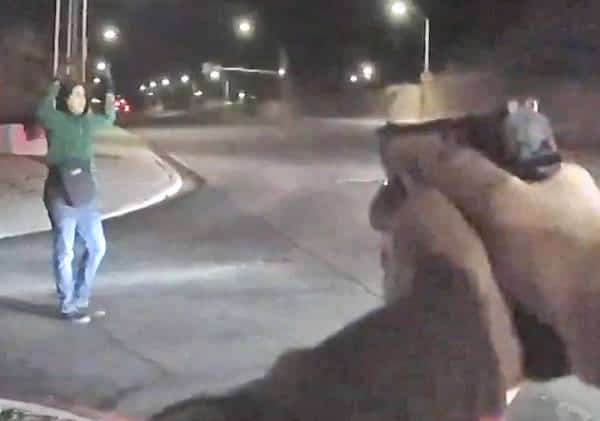 תיעוד בלאס וגאס: חשוד בפריצה ניסה לשלוף נשק ונורה בידי המשטרה