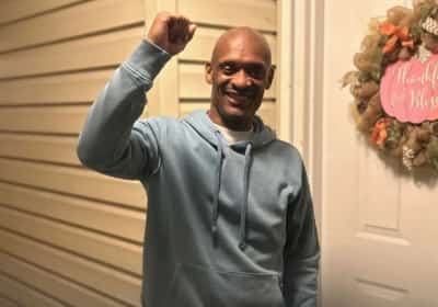 אחרי שלושה עשורים במאסר עולם: תושב אילינוי זוכה מרצח שלא ביצע