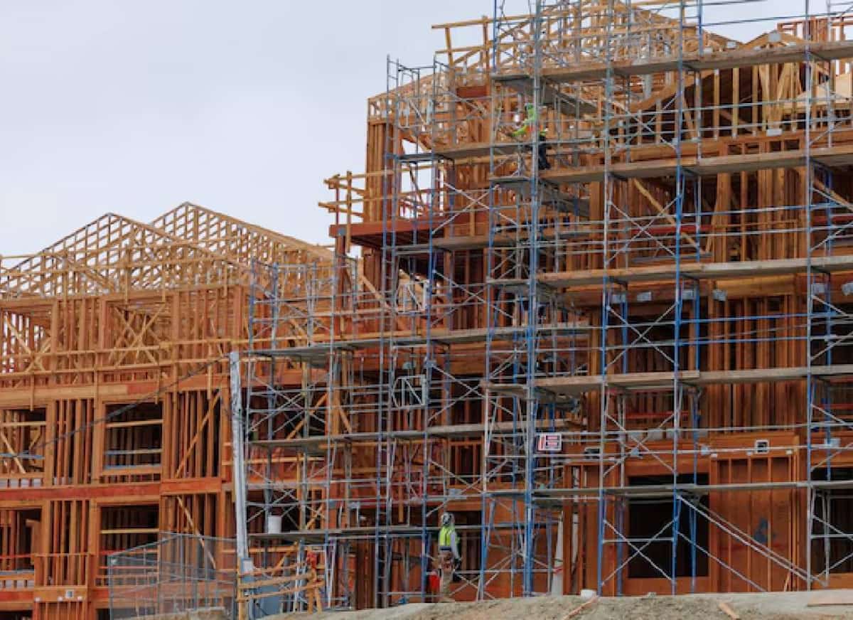 שוק הדיור האמריקאי קורס: הקבלנים מיואשים,  הקונים נעלמו — ומחירי הבנייה ממשיכים לטפס