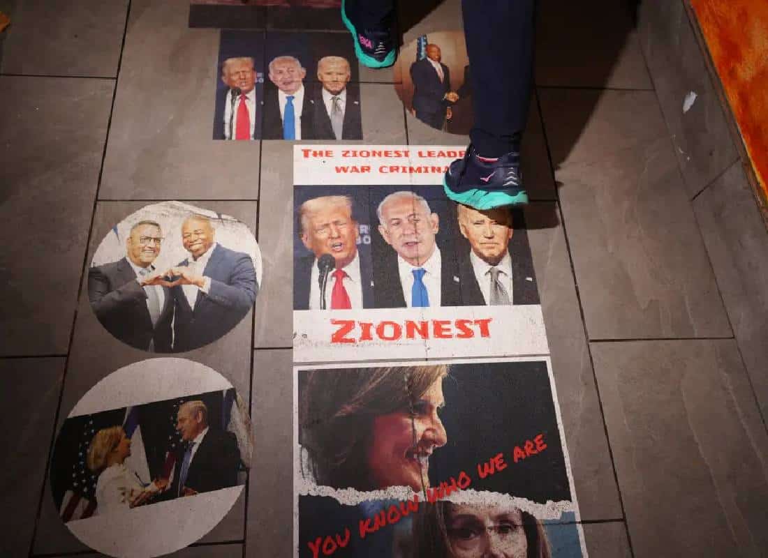 צעד של שנאה: בעל מסעדה פלסטינית בניו יורק הדביק תמונות מנהיגי ותומכי ישראל על המדרכה 