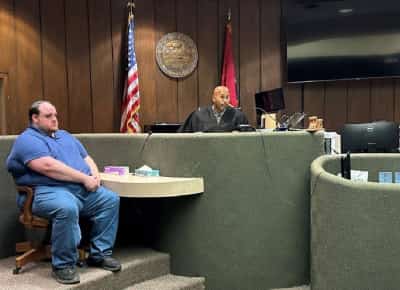 תושב טקסס שירה לעבר בית הספר היהודי שלו בעבר – נשלח לשיקום, לא לכלא