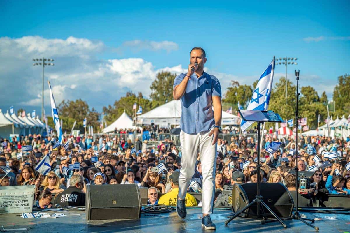 פצצת אנרגיה על הבמה - ישראל לוי כובש את לוס אנג'לס