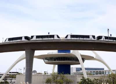 כמעט גמורה, אבל לא נוסעת: הרכבת בנמל התעופה של לוס אנג'לס שוב מתעכבת