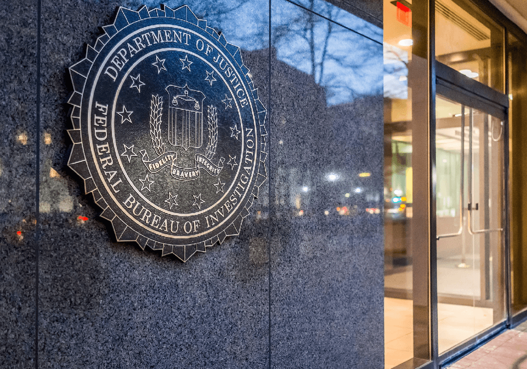 האם ה-FBI עוקב אחר הורים המפגינים נגד בתי ספר? 