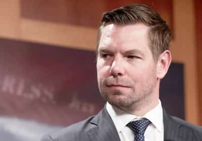 המרוץ למושלות קליפורניה מסתבך: טענות קשות נגד המועמד הדמוקרטי המוביל