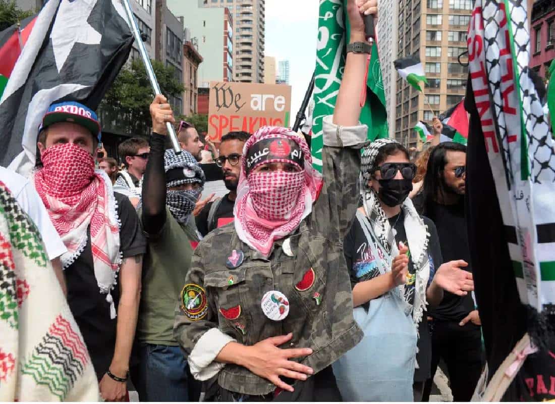 מפגין פרו פלסטיני מצהיר למצלמה שלחטוף הישראלי הגיע להירצח