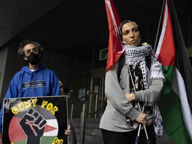 ‏צפו: מצטיינת המחזור באוניברסיטת ניו יורק תוקפת את "ישראל", "משטרת ניו יורק הפשיסטית", "עליונות לבנה" וה"צבא"‏