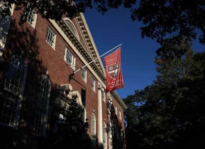 טראמפ מכריז: חטאיהם נסלחים – הרווארד תשלם 500 מיליון דולר להקמת בתי ספר מקצועיים