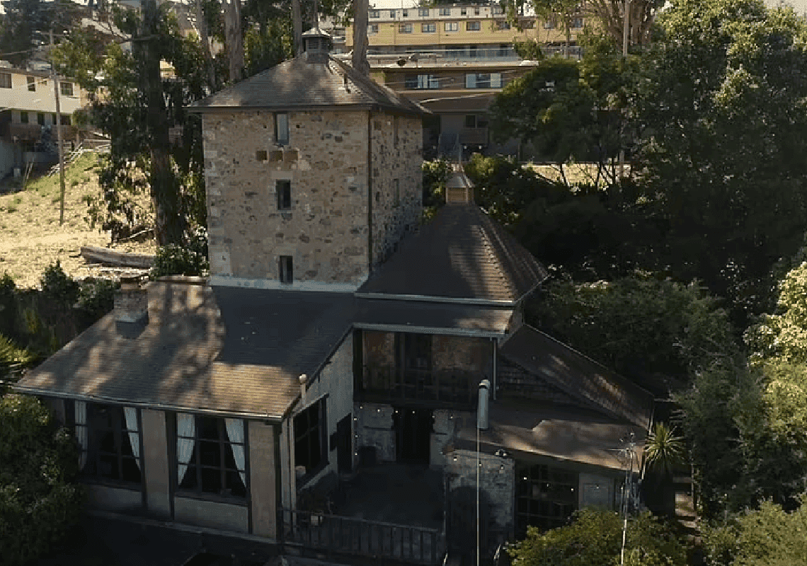 הצצה לטירה החבויה בלב האזור התעשייתי של סן פרנסיסקו 