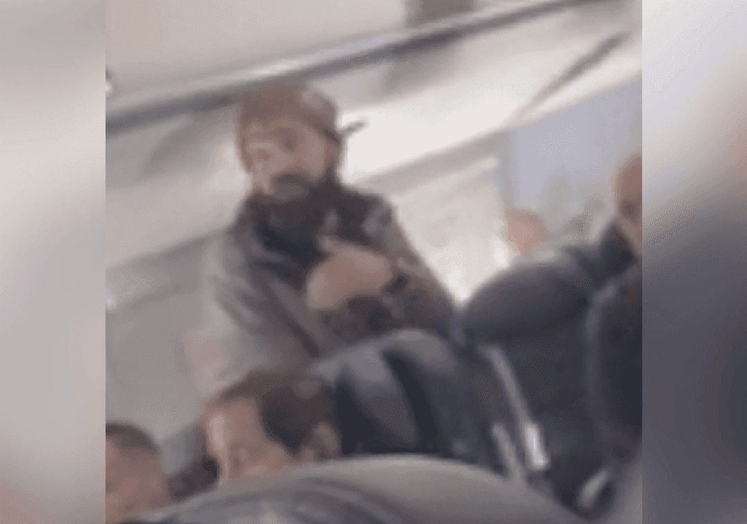 גבר אחוז טירוף הטיל אימה בטיסה מלוס אנג'לס למסצ'וסטס