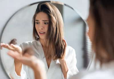 כמעט שלא מדברים על זה, אבל יש הרגל פופולרי שיכול לעודד שיער שיבה ונשירה