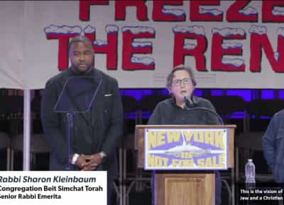 יהודים ומוסלמים חייבים לעבוד יחד: הרבה קליינבאום על הבמה לצד ממדאני בעצרת ענק בניו יורק