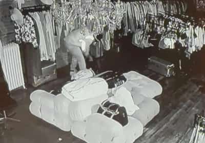 מיליון דולר תוך פחות מחמש דקות: כנופייה פרצה לחנות בוטיק מוכרת במנהטן ובזזה סחורה בשווי עתק