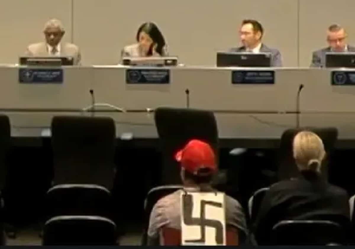 פרובוקציה בלוס אנג'לס: פעיל מוכר הגיע לישיבת ועדת המשטרה עם צלב קרס על גבו