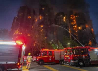 אסון בהונג קונג: 36 הרוגים ו־279 נעדרים בשריפה ענקית שהשתלטה על שבעה מגדלי מגורים בטאי פו