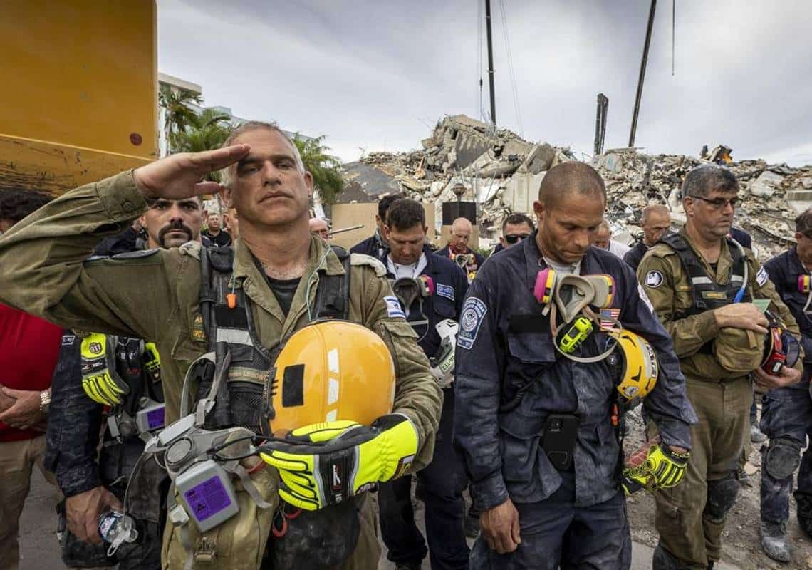 "נמשיך עד שנגיע לכל הנעדרים": מניין ההרוגים בקריסת בית הדירות בפלורידה עלה ל-64